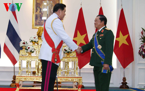 ไทยมอบเครื่องราชอิสริยาภรณ์ให้แก่พลโทโด๋บ๊าติ เสนาธิการใหญ่กองทัพประชาชนเวียดนาม